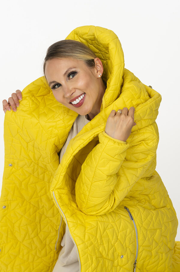 QUEEN Yellow Quilted Coat with shawl collar and detachable hood - Image 2