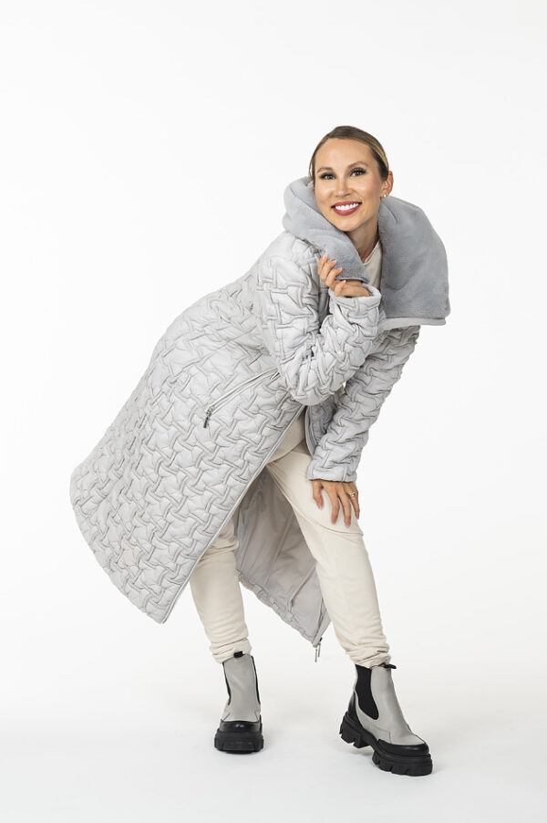 Crystal kermanvalkoinen bi-stretch -joustavalla tikkikuosilla tikattu pidennetty takki eko-turkiksella vuoritetulla hupulla - Image 8